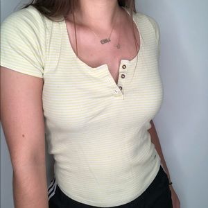 AMERICAN EAGLE OUTFITTERS YELLOW T-SHIRT